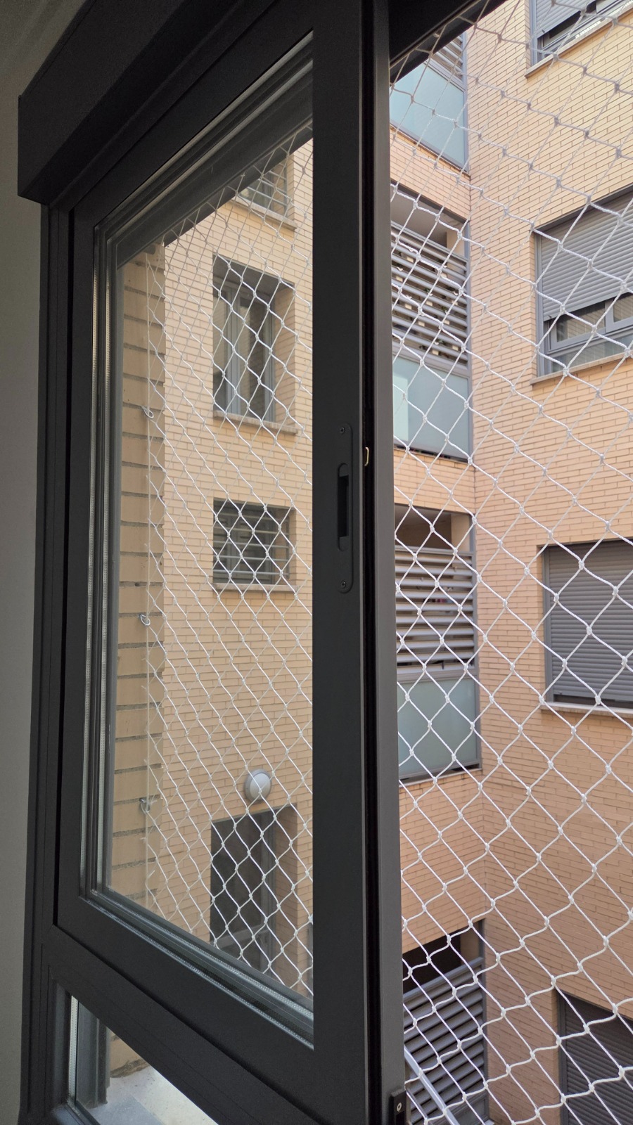 Instalación de red de protección en un balcón en Valencia