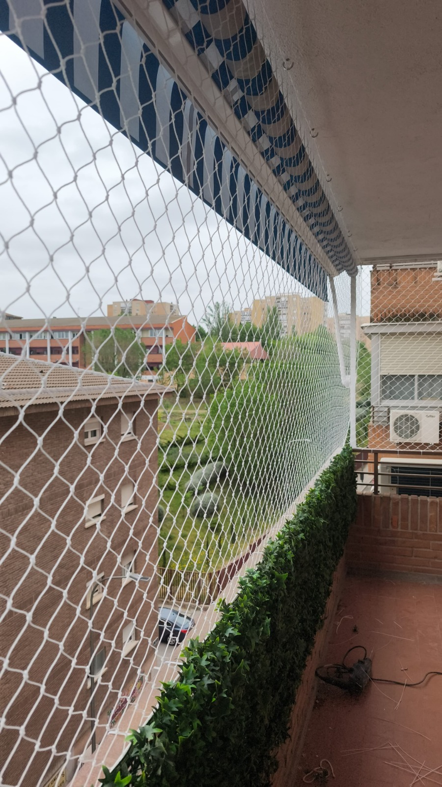 Red de protección para gatos y mascotas instalada en balcón de Valencia