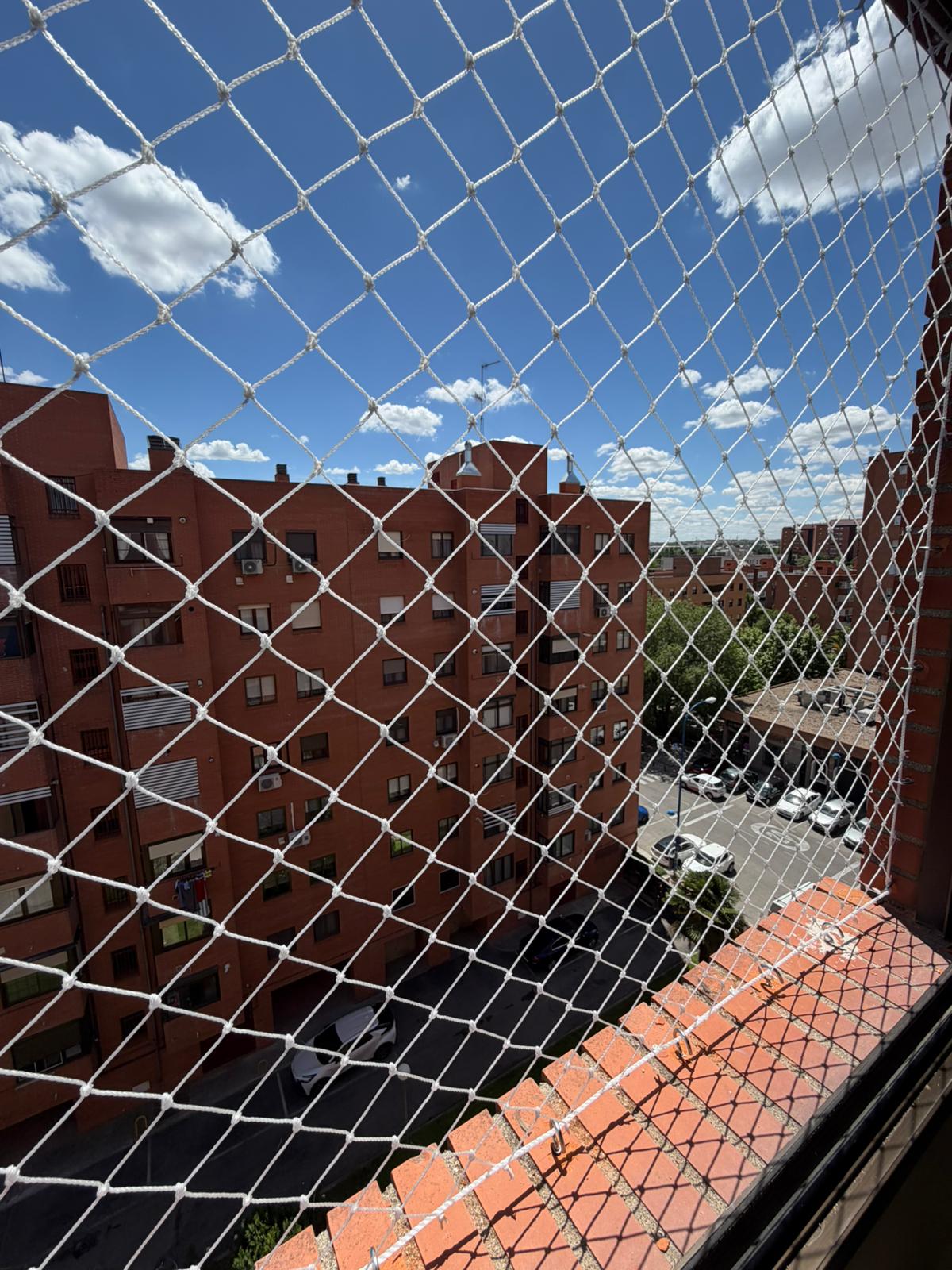 Red de seguridad instalada en un balcón amplio y terraza en Valencia